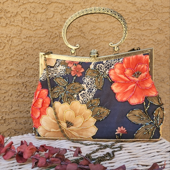 Handbags - Vtg style beaded bag🌿